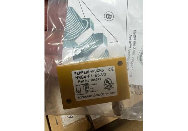 Индуктивный датчик Pepperl Fuchs NBB4-F1-E2-V3